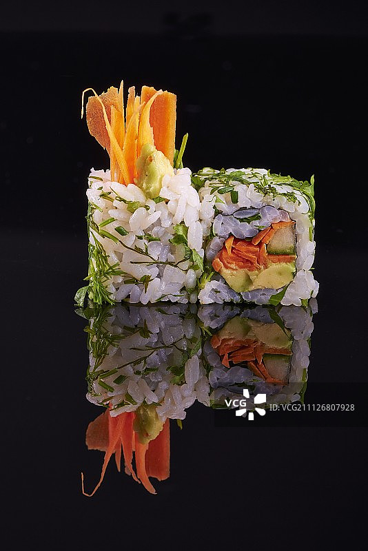 两份加州卷寿司配胡萝卜图片素材