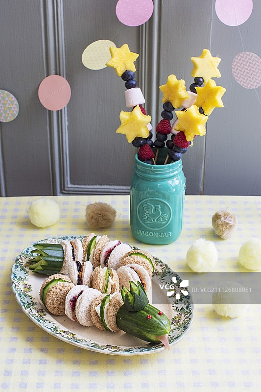 派对上的三明治蛇和水果魔法棒图片素材