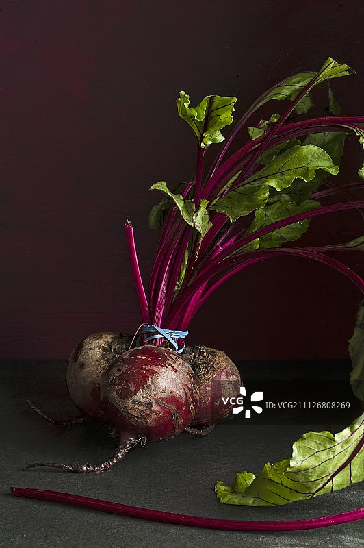 深色背景上的一堆甜菜根图片素材