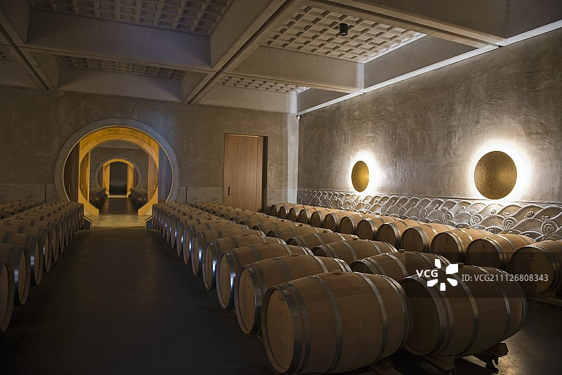 富卡斯-奥斯当城堡酒窖中的酒桶（法国波尔多）图片素材