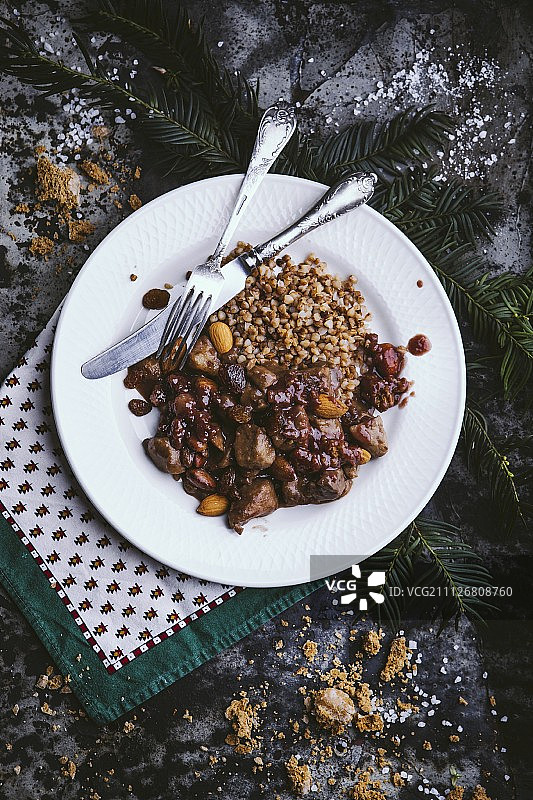 圣诞节姜饼葡萄干肉桂炖猪肉图片素材