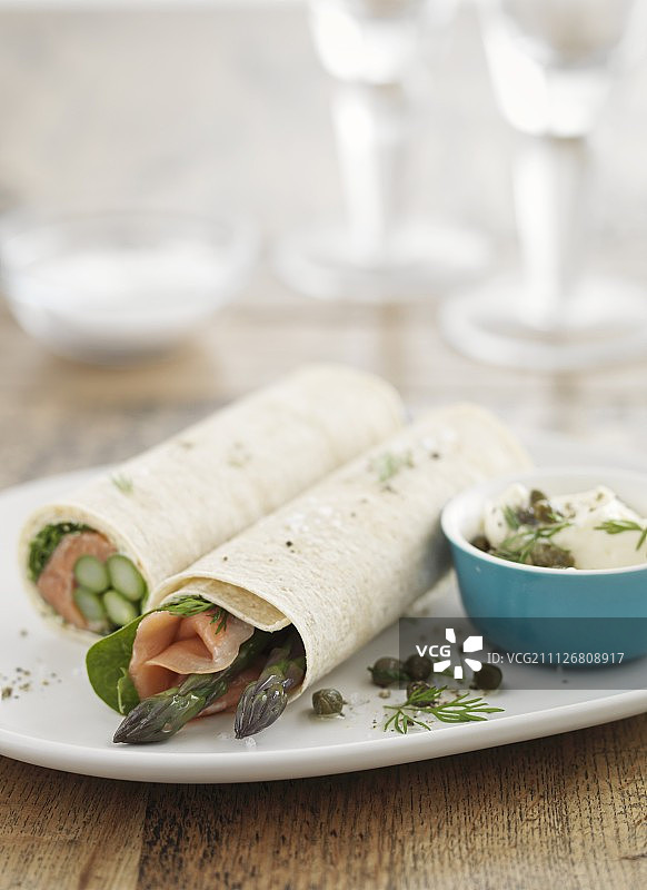 蘸酱芦笋烟熏三文鱼卷图片素材