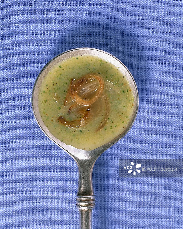 勺子里的野蒜土豆汤图片素材