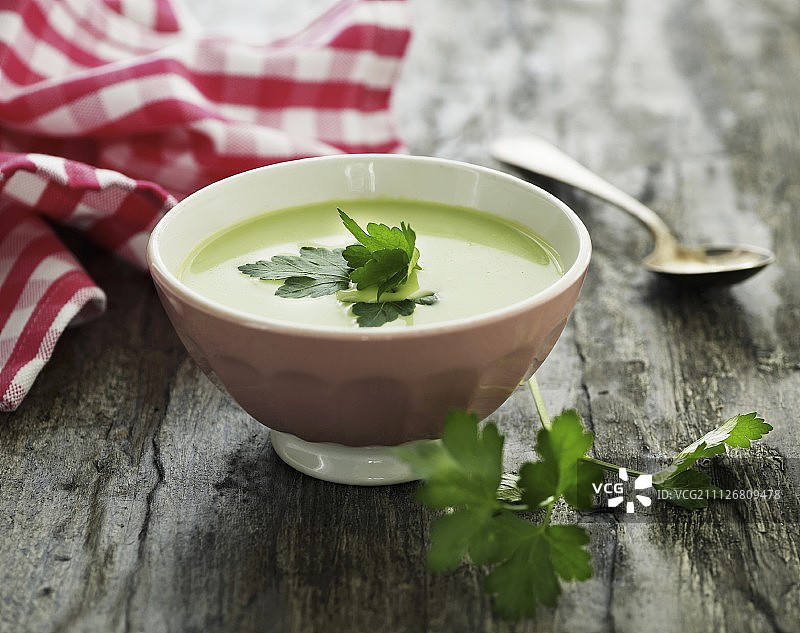 欧芹装饰奶油豌豆浓汤图片素材
