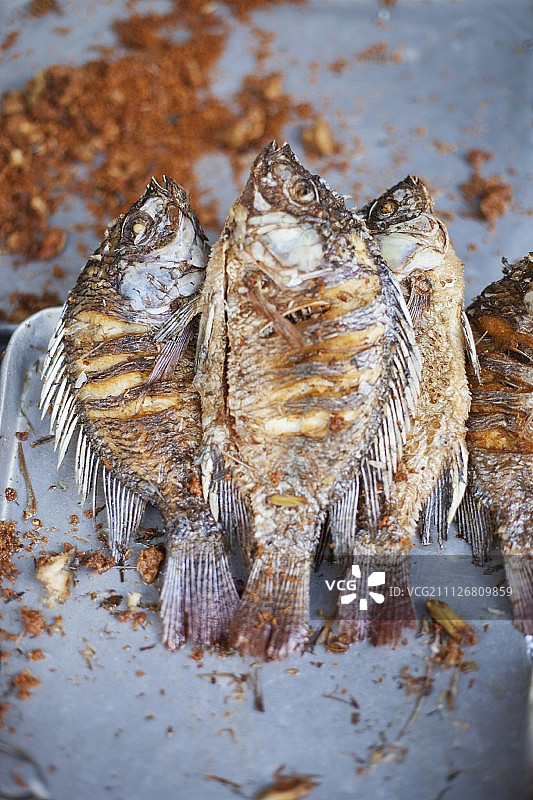 销售展台上的烤鱼图片素材