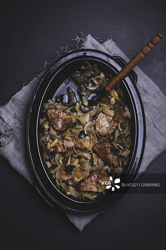 红烧肉配洋葱、黄瓜、卷心菜和蘑菇图片素材