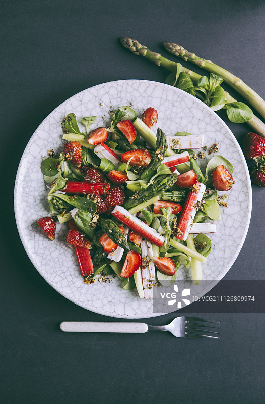 草莓蟹肉芦笋黄瓜春季沙拉图片素材