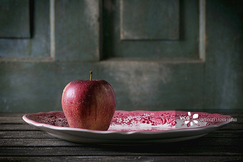 传统英式瓷盘上的红苹果图片素材