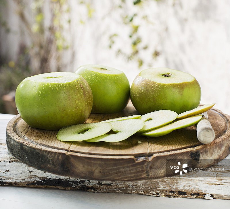 木板上的布拉姆利苹果图片素材
