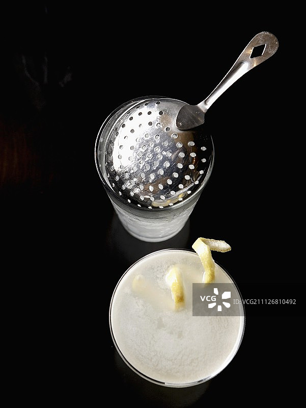 柠檬汁鸡尾酒与调酒器图片素材
