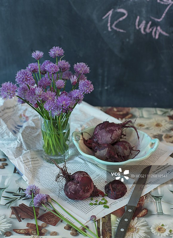 煮熟的甜菜根和新鲜韭菜花图片素材