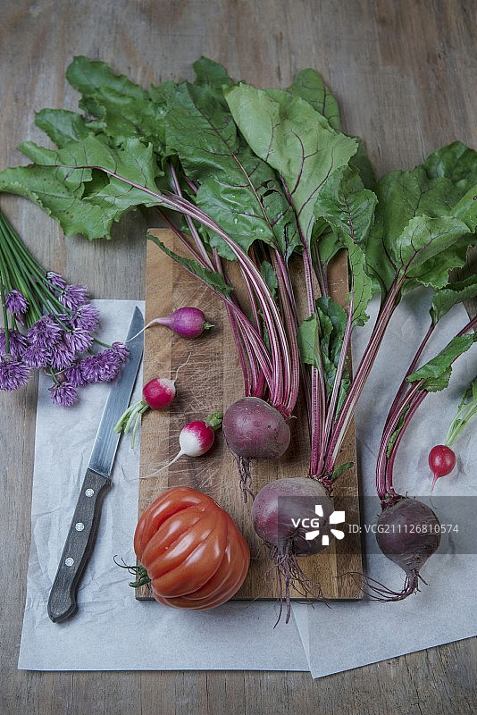 甜菜根、韭菜、小萝卜和西红柿图片素材