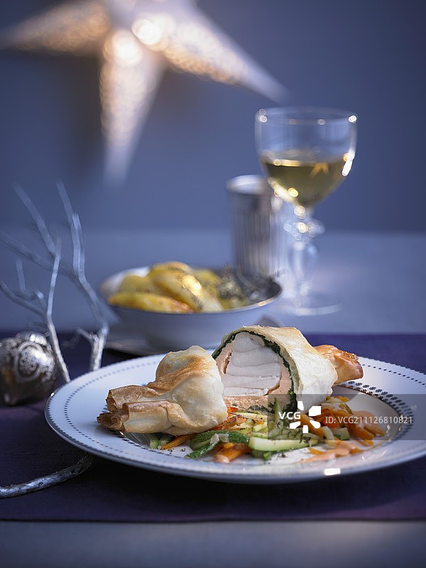 圣诞美食：菠菜馅安康鱼卷配蔬菜和蒜泥蛋黄酱图片素材