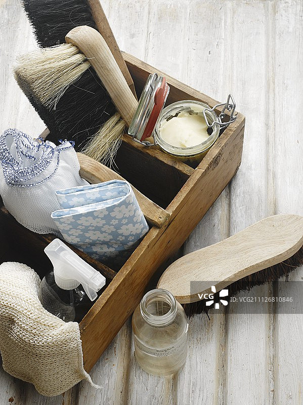 木盒中的擦鞋用具图片素材