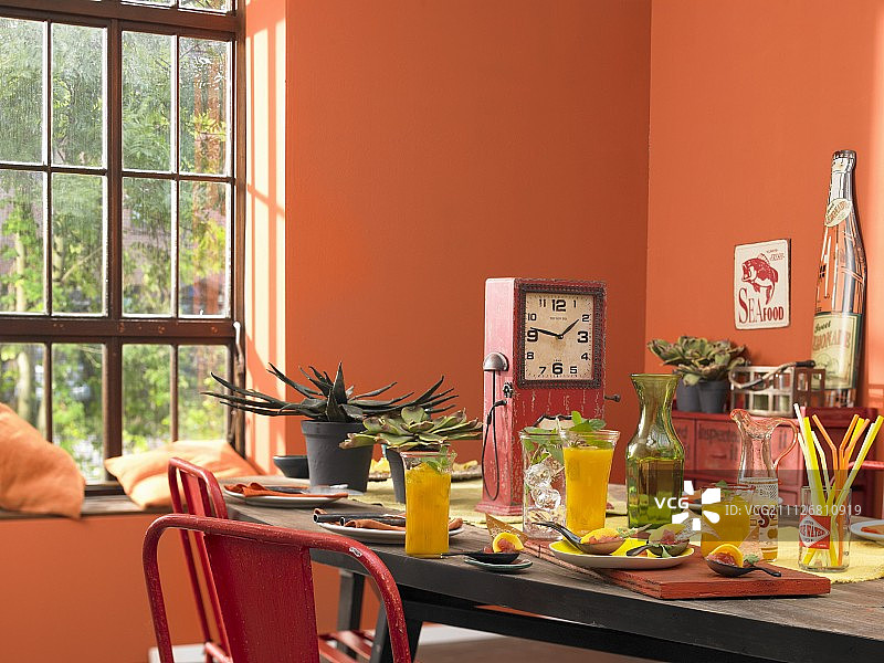 橙色房间里的芒果饮品与开胃菜图片素材