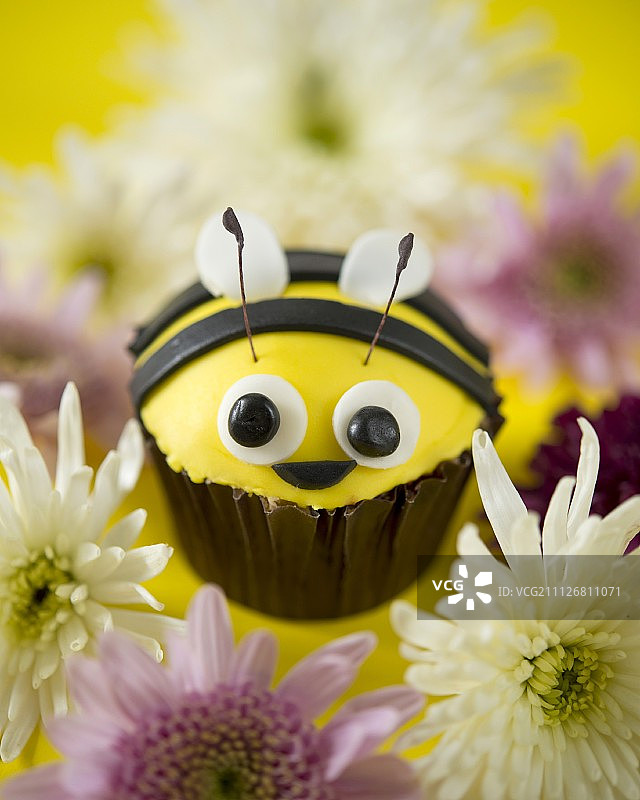带有鲜花的熊蜂纸杯蛋糕图片素材