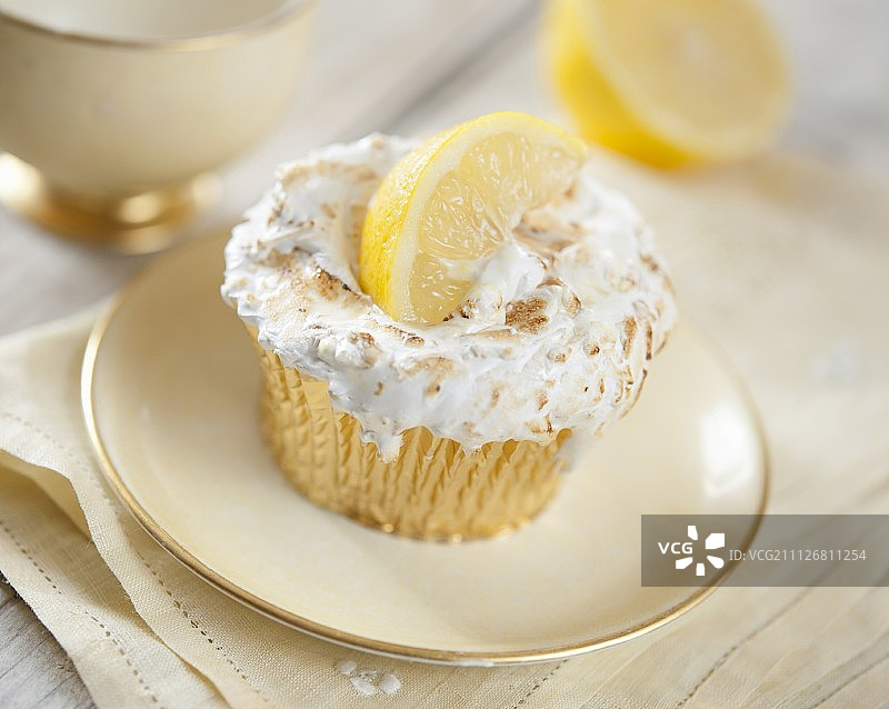 焗烤柠檬蛋白酥皮纸杯蛋糕图片素材