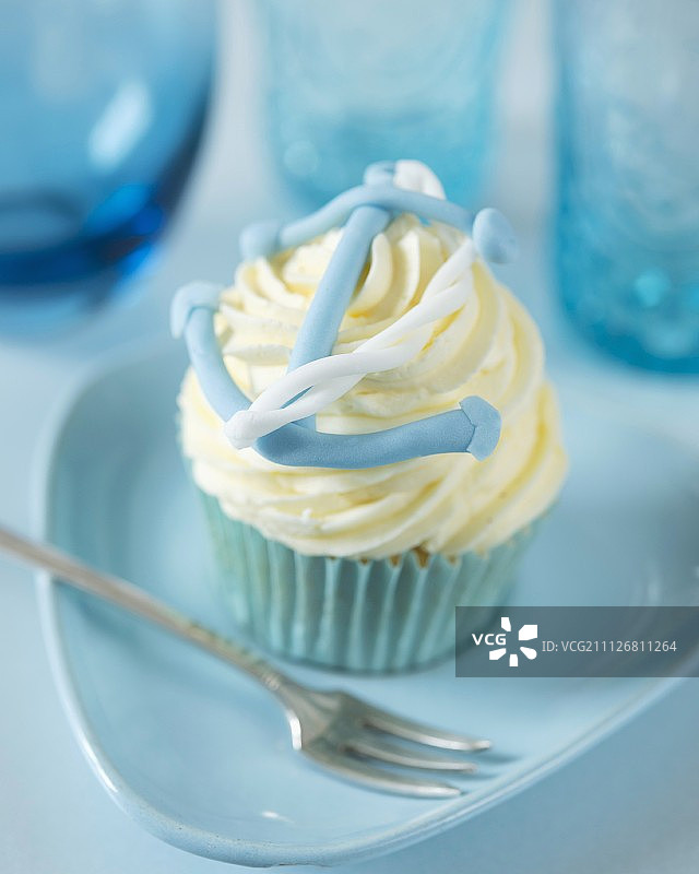 用海事翻糖（锚和绳索）装饰的香草奶油纸杯蛋糕图片素材