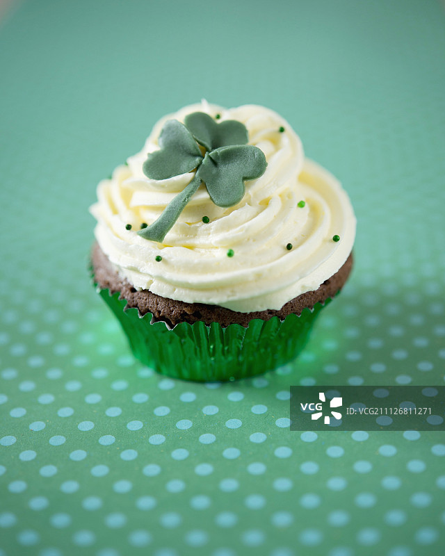巧克力和吉尼斯圣帕特里克节纸杯蛋糕图片素材
