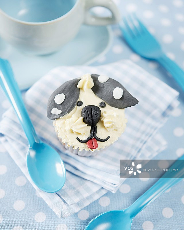 装饰有翻糖小狗脸的纸杯蛋糕图片素材