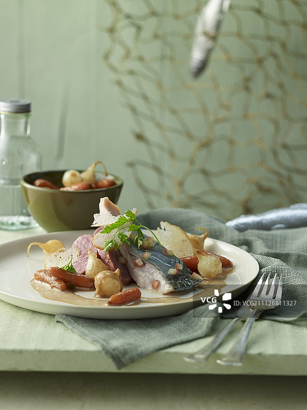 黑啤酒肉汁腌制鲤鱼和猪脸肉配焦糖洋葱和胡萝卜图片素材