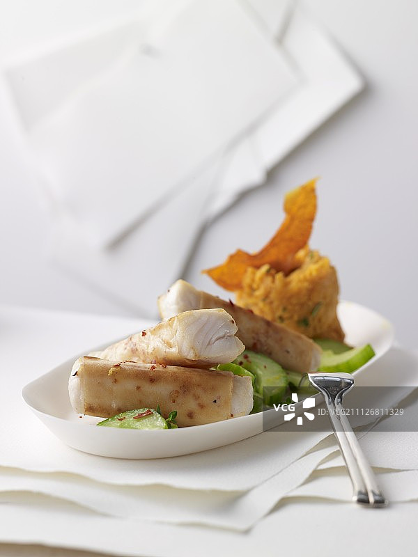 香脆比目鱼条配甜土豆泥和清蒸柠檬黄瓜图片素材