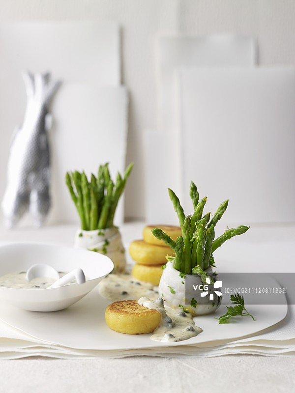 柠檬鳎鱼卷配芦笋和玉米粥图片素材