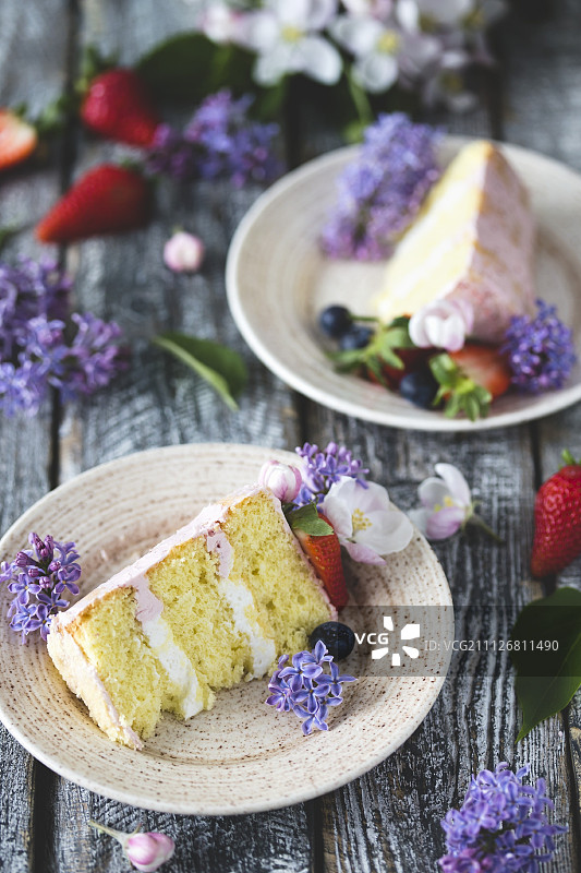 鲜花浆果奶油蛋糕片图片素材