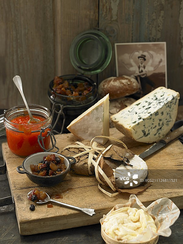搭配胡椒果酱和梨酱的各种山羊奶酪图片素材