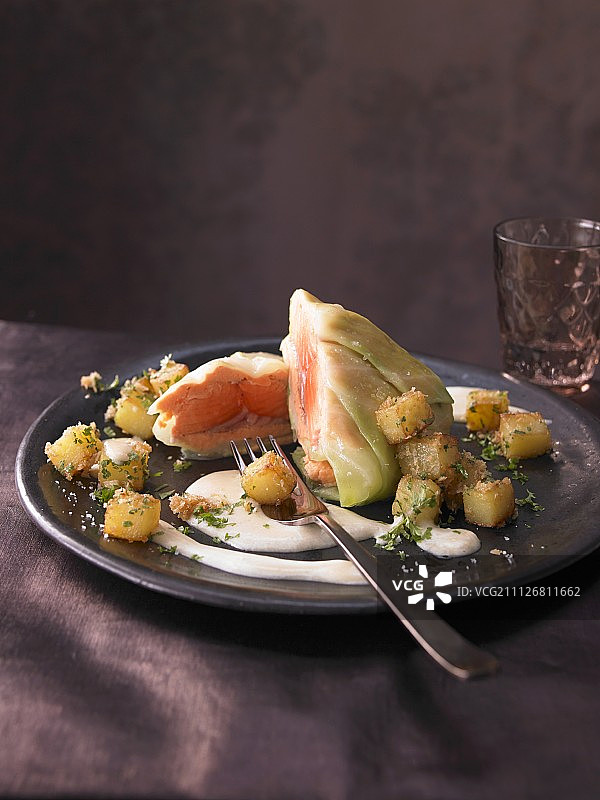 包菜卷鲻鱼片配芹菜泡沫和香脆土豆图片素材