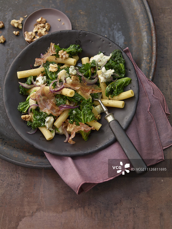 羽衣甘蓝核桃意式咸肉蓝纹奶酪意大利面图片素材