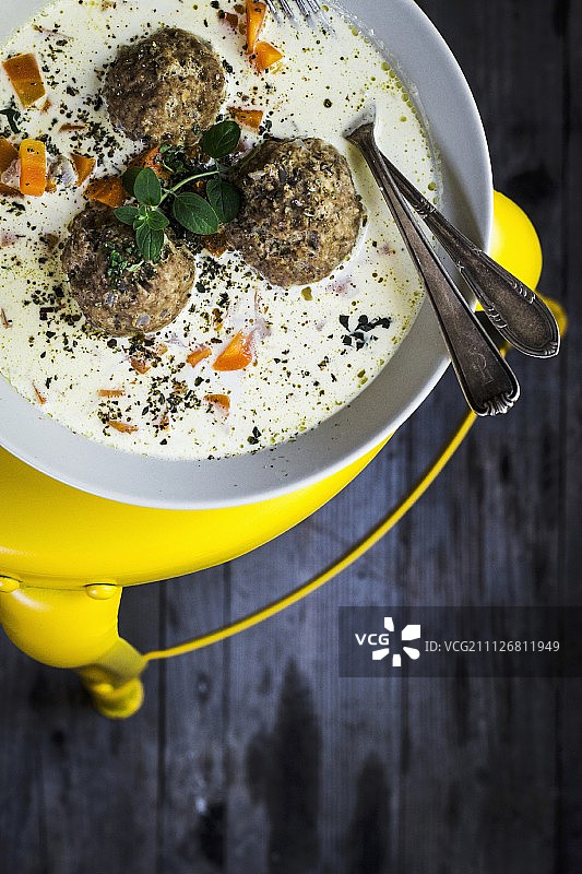 白色饺子罗宋汤图片素材