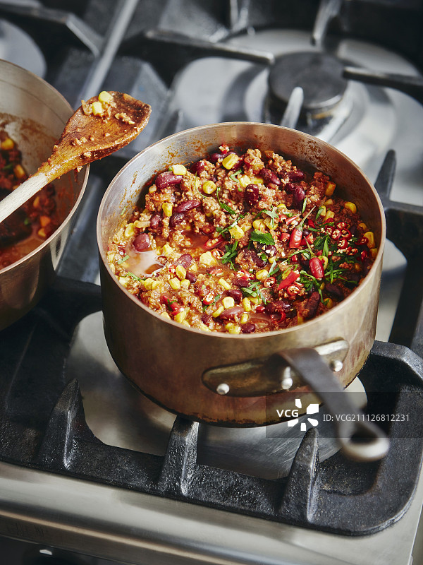 铜锅炉上的辣椒肉酱图片素材