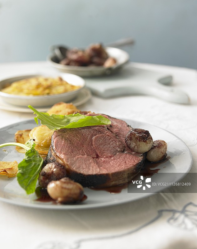 牛奶羊肉酸味炖肉配焦糖洋葱土豆泥图片素材