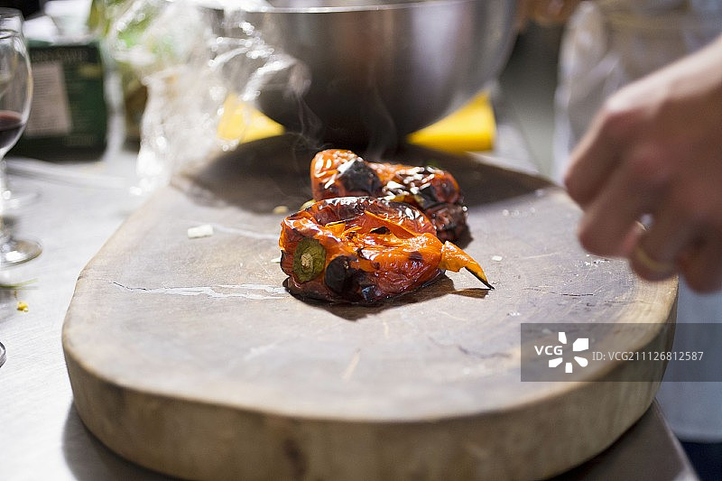 木头上的烤辣椒图片素材