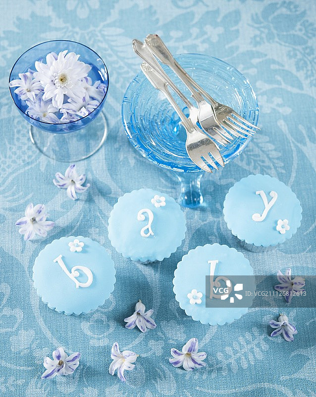 用于洗礼的蓝色纸杯蛋糕图片素材