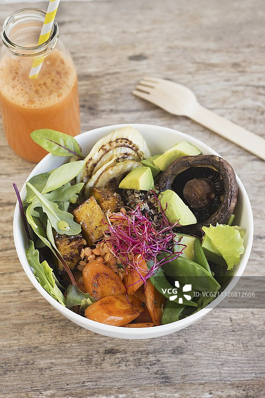 藜麦炸豆腐蔬菜蘑菇沙拉配胡萝卜汁图片素材