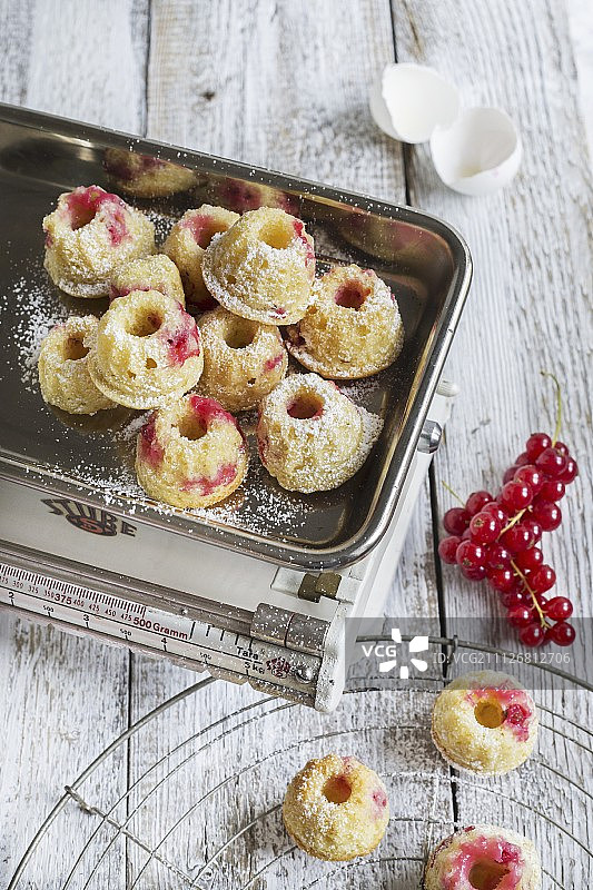 带有红醋栗的迷你邦特蛋糕图片素材