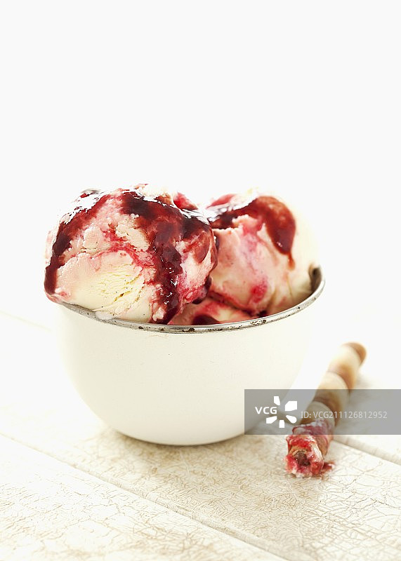香草覆盆子冰淇淋配覆盆子酱和威化卷图片素材