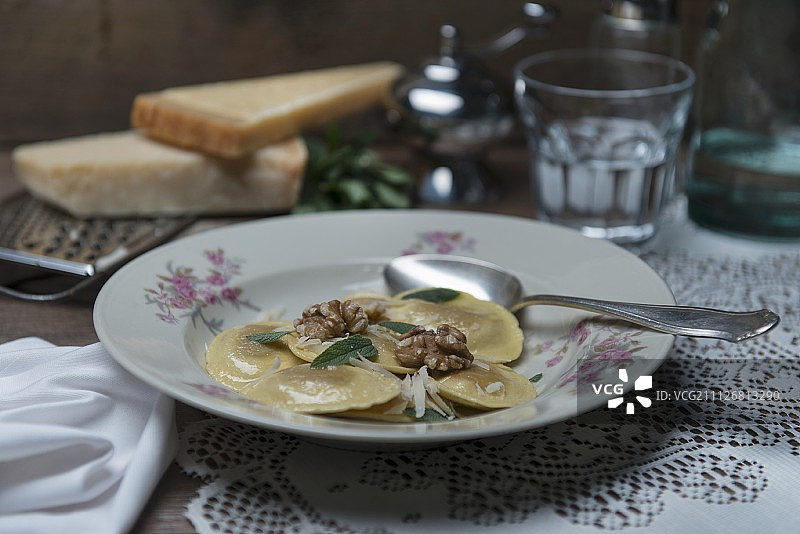 菠菜意大利乳清干酪馄饨配鼠尾草黄油和核桃图片素材