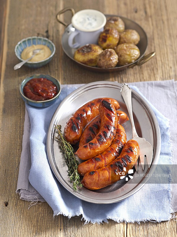 搭配烤土豆和酱汁的烤香肠图片素材