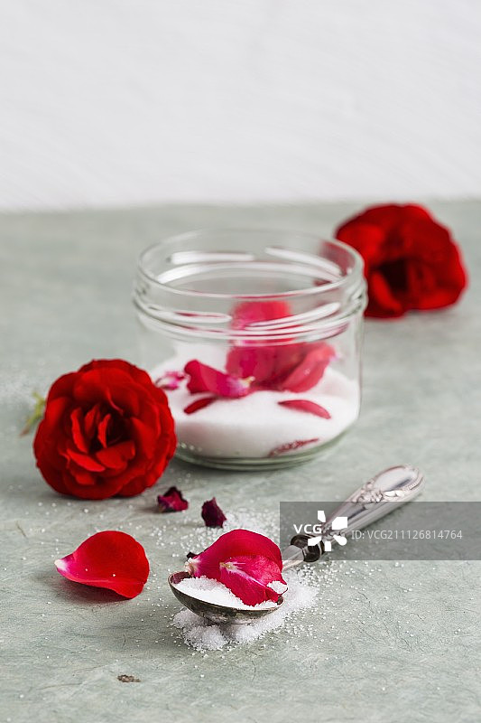 螺旋盖罐中的玫瑰糖图片素材
