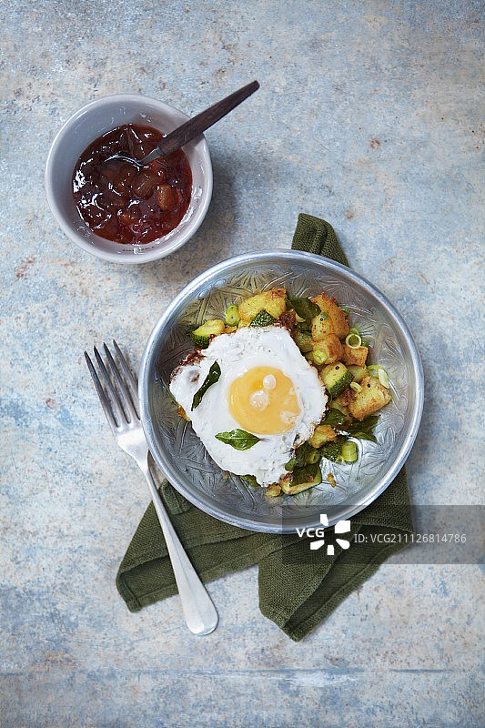炸薯条配西葫芦和煎蛋（俯视）图片素材