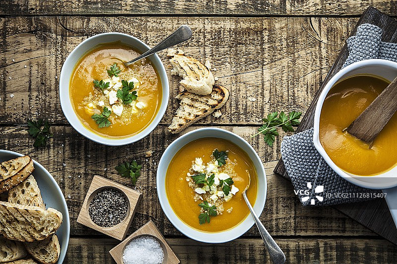 藜麦羊奶酪乡村风南瓜汤图片素材