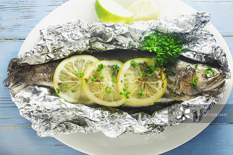 铝箔中配柠檬和香草的鳟鱼图片素材