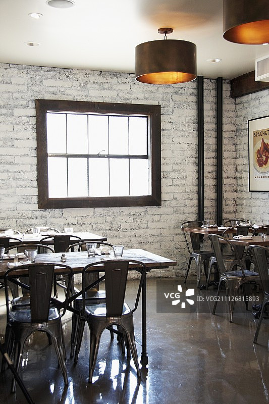 工业风意大利餐厅，配有木桌和金属椅图片素材
