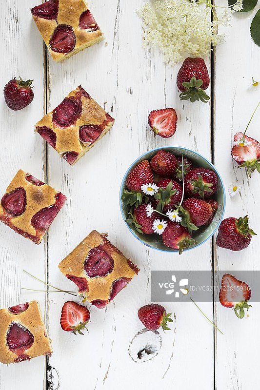 草莓香草蛋糕片和一碗新鲜草莓图片素材