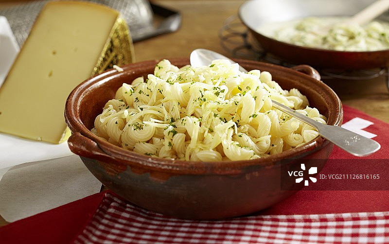 瑞士阿彭策尔奶酪通心粉配洋葱图片素材