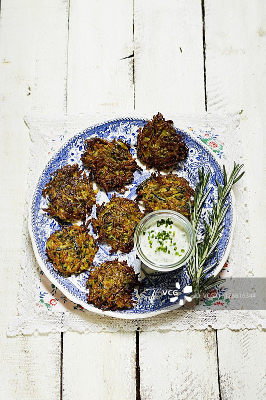 迷迭香土豆饼配韭菜酸奶图片素材