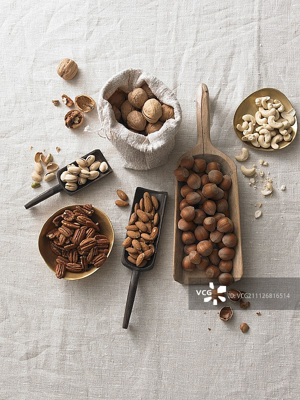 白色亚麻布上的多种坚果图片素材